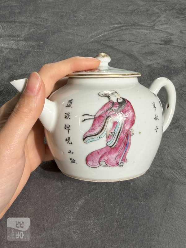清同治粉彩无双谱人物故事纹壶 - 图4